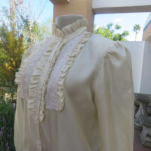 Amazing rich cream raw silk long sleeve blouse by MISS FASHION imported. Size 36/12.Frilled collar.