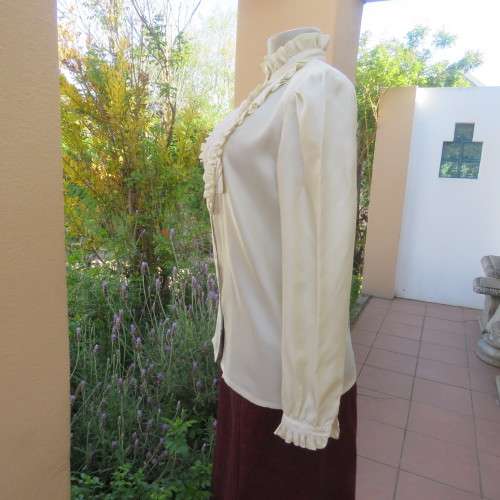 Amazing rich cream raw silk long sleeve blouse by MISS FASHION imported. Size 36/12.Frilled collar.