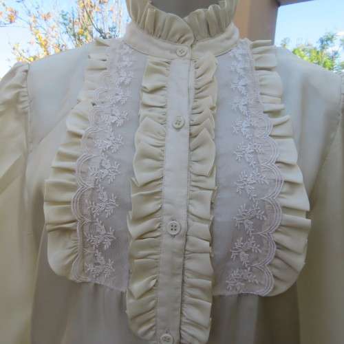 Amazing rich cream raw silk long sleeve blouse by MISS FASHION imported. Size 36/12.Frilled collar.