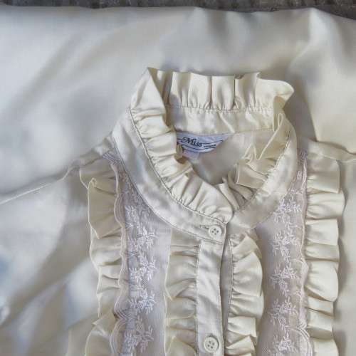 Amazing rich cream raw silk long sleeve blouse by MISS FASHION imported. Size 36/12.Frilled collar.