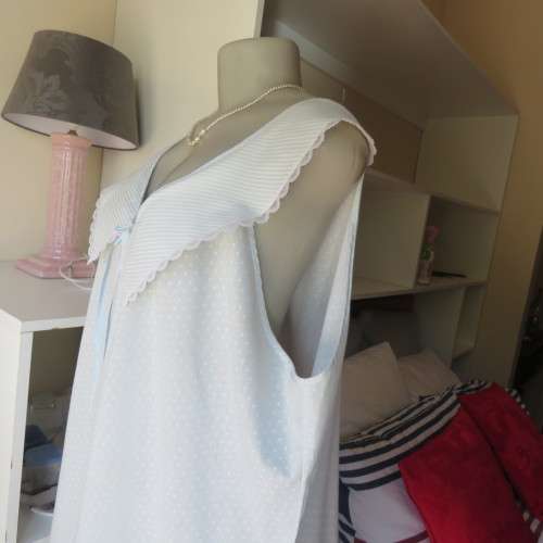 Cool summer dacron nighty in baby blue/white dots size 44/20. Pretty striped collar. Front opening.