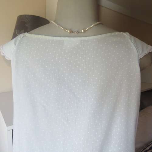 Cool summer dacron nighty in baby blue/white dots size 44/20. Pretty striped collar. Front opening.