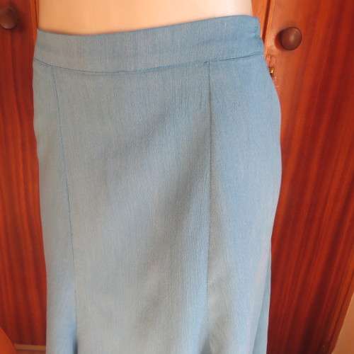 Beautiful kick-out paneled teal colour ankle length skirt. Boutique made size 40/16. As new.