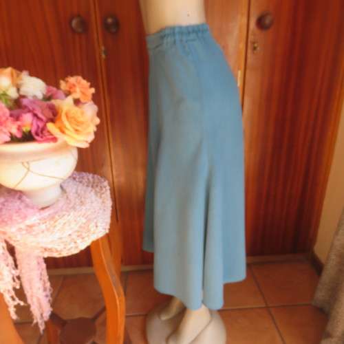 Beautiful kick-out paneled teal colour ankle length skirt. Boutique made size 40/16. As new.