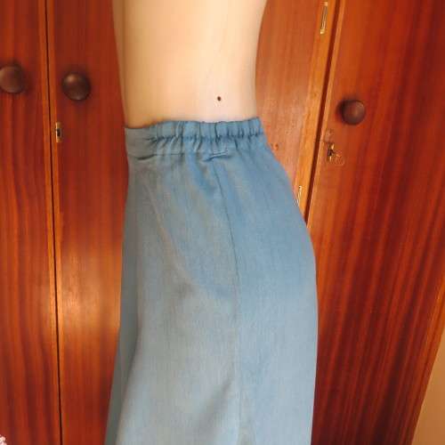 Beautiful kick-out paneled teal colour ankle length skirt. Boutique made size 40/16. As new.