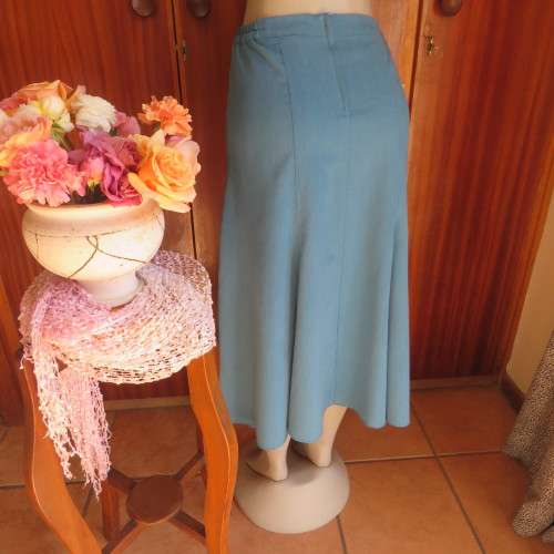 Beautiful kick-out paneled teal colour ankle length skirt. Boutique made size 40/16. As new.