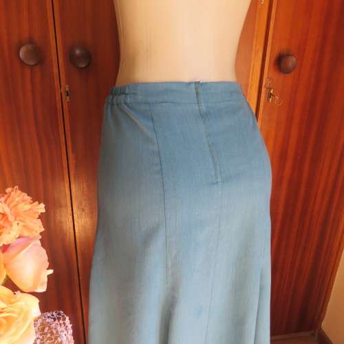 Beautiful kick-out paneled teal colour ankle length skirt. Boutique made size 40/16. As new.
