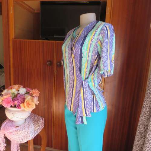 Beautiful fold over 80`s top in 100% viscose. Blue/green/yellow pattern stripes. Ties at side. 36