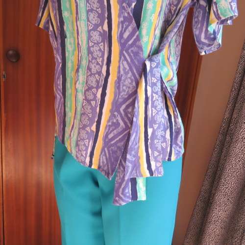 Beautiful fold over 80`s top in 100% viscose. Blue/green/yellow pattern stripes. Ties at side. 36