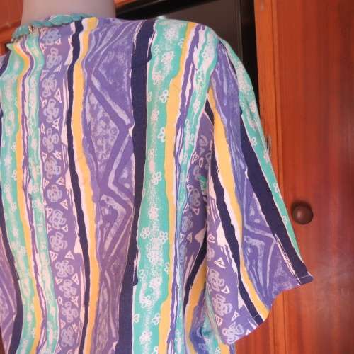 Beautiful fold over 80`s top in 100% viscose. Blue/green/yellow pattern stripes. Ties at side. 36