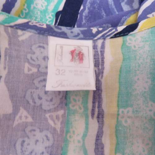 Beautiful fold over 80`s top in 100% viscose. Blue/green/yellow pattern stripes. Ties at side. 36