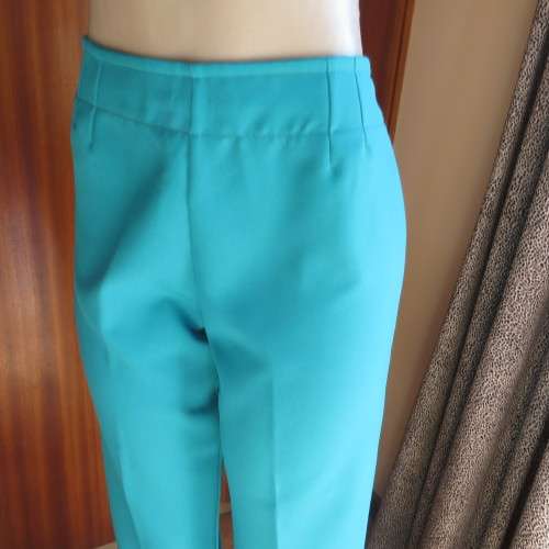 Capri style green jade boutique made polyester pants.High waist with side zip. Size 36/12. New cond.