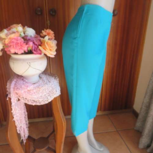 Capri style green jade boutique made polyester pants.High waist with side zip. Size 36/12. New cond.