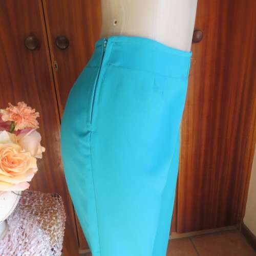 Capri style green jade boutique made polyester pants.High waist with side zip. Size 36/12. New cond.