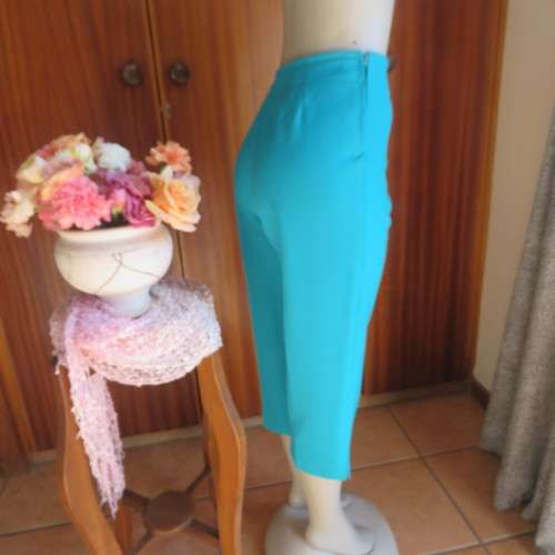 Capri style green jade boutique made polyester pants.High waist with side zip. Size 36/12. New cond.