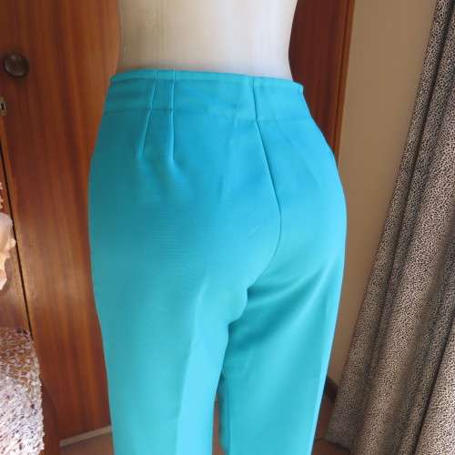 Capri style green jade boutique made polyester pants.High waist with side zip. Size 36/12. New cond.