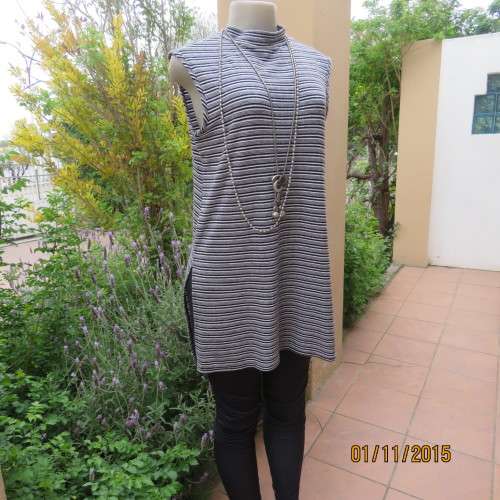 Slip over monochrome horizontal striped long top in soft stretch polycotton. By ATMOSPHERE. size 36