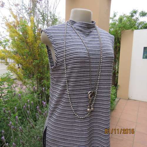 Slip over monochrome horizontal striped long top in soft stretch polycotton. By ATMOSPHERE. size 36