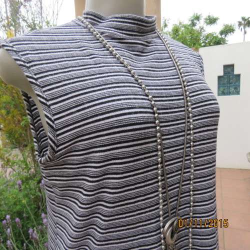 Slip over monochrome horizontal striped long top in soft stretch polycotton. By ATMOSPHERE. size 36