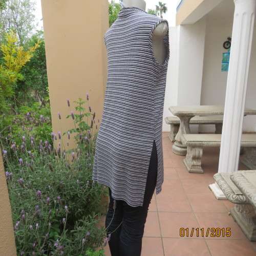 Slip over monochrome horizontal striped long top in soft stretch polycotton. By ATMOSPHERE. size 36