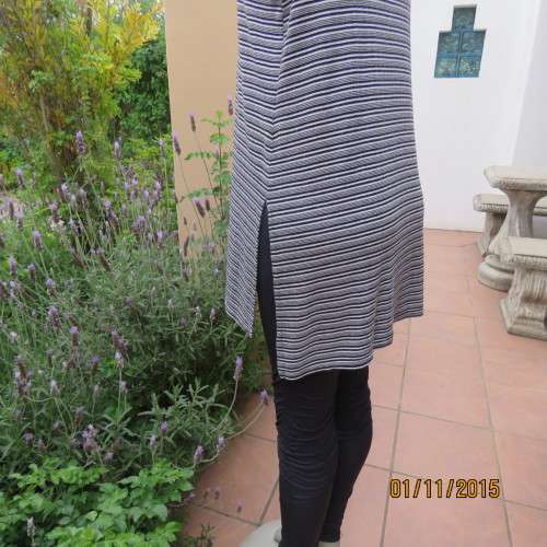 Slip over monochrome horizontal striped long top in soft stretch polycotton. By ATMOSPHERE. size 36