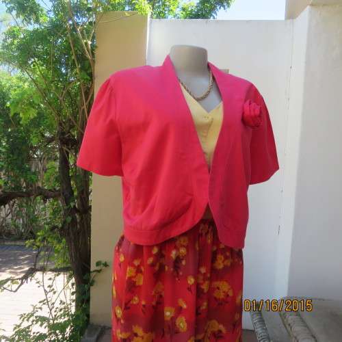 Chic crimson colour short sleeve fully lined bolero with rouded fronts. In stretch cotton.Size 46/22