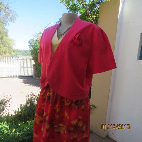 Chic crimson colour short sleeve fully lined bolero with rouded fronts. In stretch cotton.Size 46/22