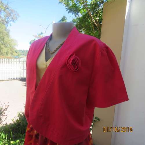 Chic crimson colour short sleeve fully lined bolero with rouded fronts. In stretch cotton.Size 46/22