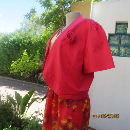 Chic crimson colour short sleeve fully lined bolero with rouded fronts. In stretch cotton.Size 46/22
