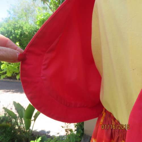 Chic crimson colour short sleeve fully lined bolero with rouded fronts. In stretch cotton.Size 46/22