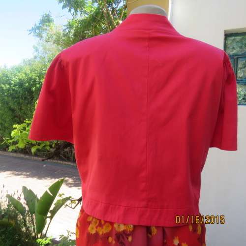 Chic crimson colour short sleeve fully lined bolero with rouded fronts. In stretch cotton.Size 46/22