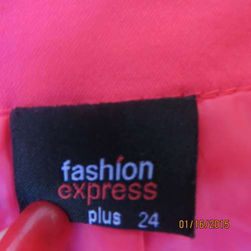 Chic crimson colour short sleeve fully lined bolero with rouded fronts. In stretch cotton.Size 46/22