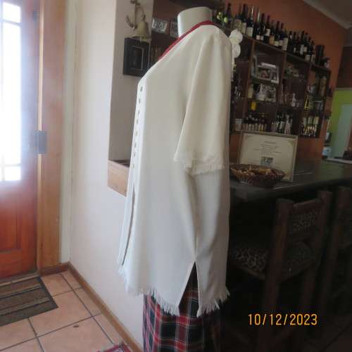 High quality light cream RAOUL size 40/16 long short sleeve top. Fringed hems. Partly button down.
