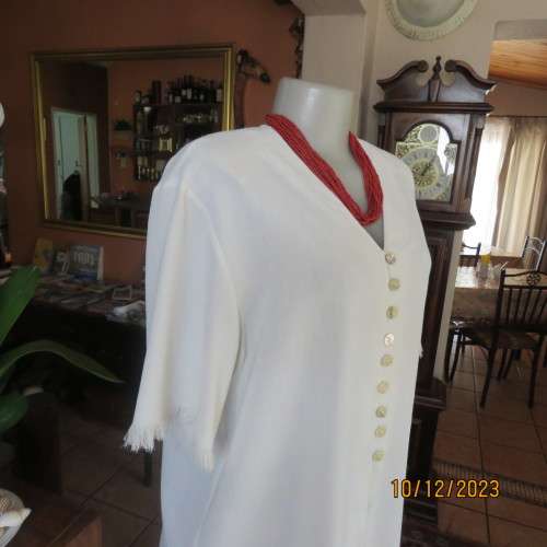 High quality light cream RAOUL size 40/16 long short sleeve top. Fringed hems. Partly button down.