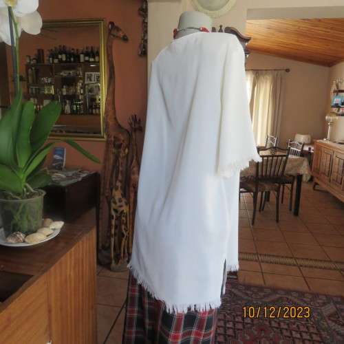 High quality light cream RAOUL size 40/16 long short sleeve top. Fringed hems. Partly button down.