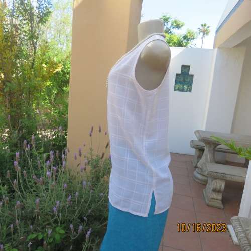 Lovely sleeveless slip over white top in creased polyester with embossed check pattern. Size 34/10.