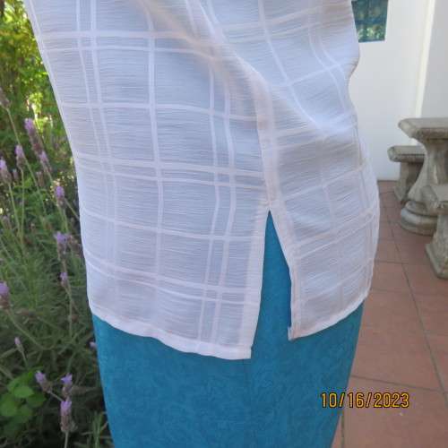 Lovely sleeveless slip over white top in creased polyester with embossed check pattern. Size 34/10.