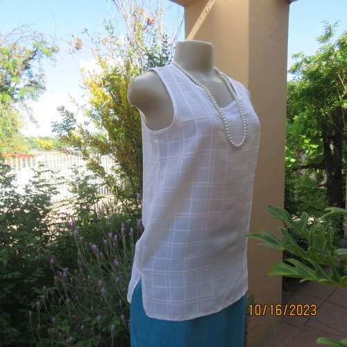 Lovely sleeveless slip over white top in creased polyester with embossed check pattern. Size 34/10.