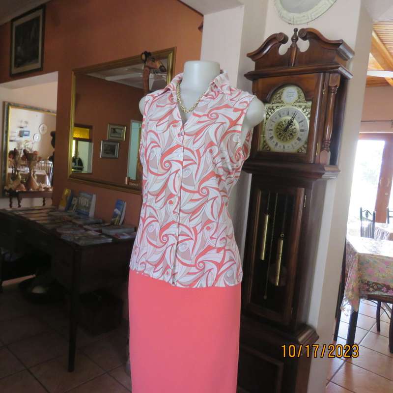 Totally on trend sleeveless WOOLWORTHS button down top with open collar. Size 35/11. New cond.