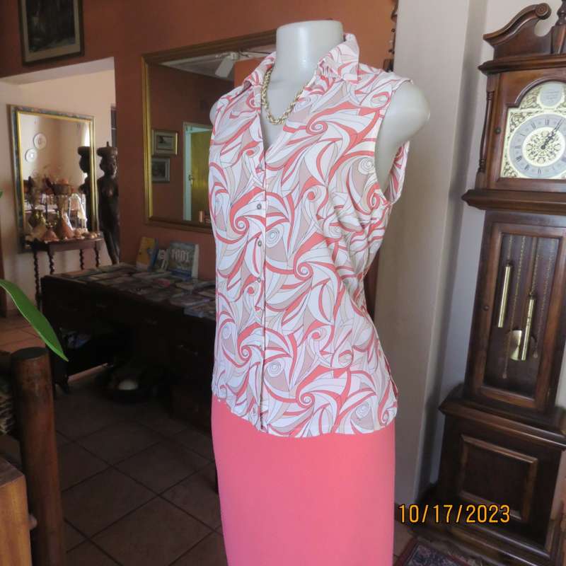 Totally on trend sleeveless WOOLWORTHS button down top with open collar. Size 35/11. New cond.