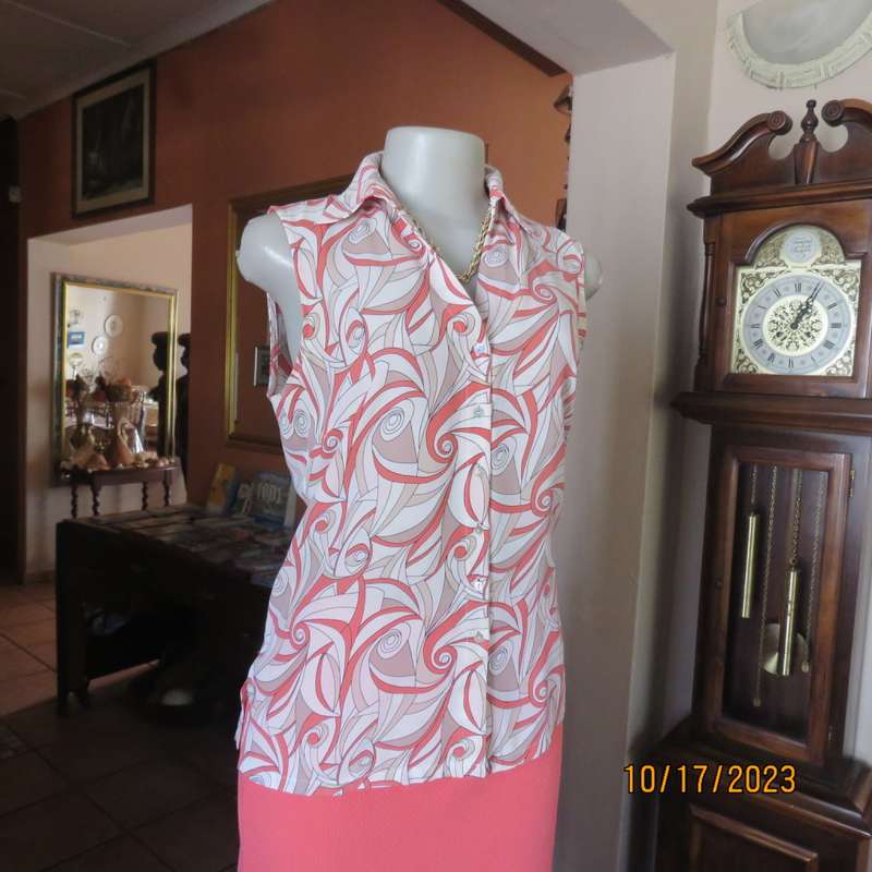 Totally on trend sleeveless WOOLWORTHS button down top with open collar. Size 35/11. New cond.