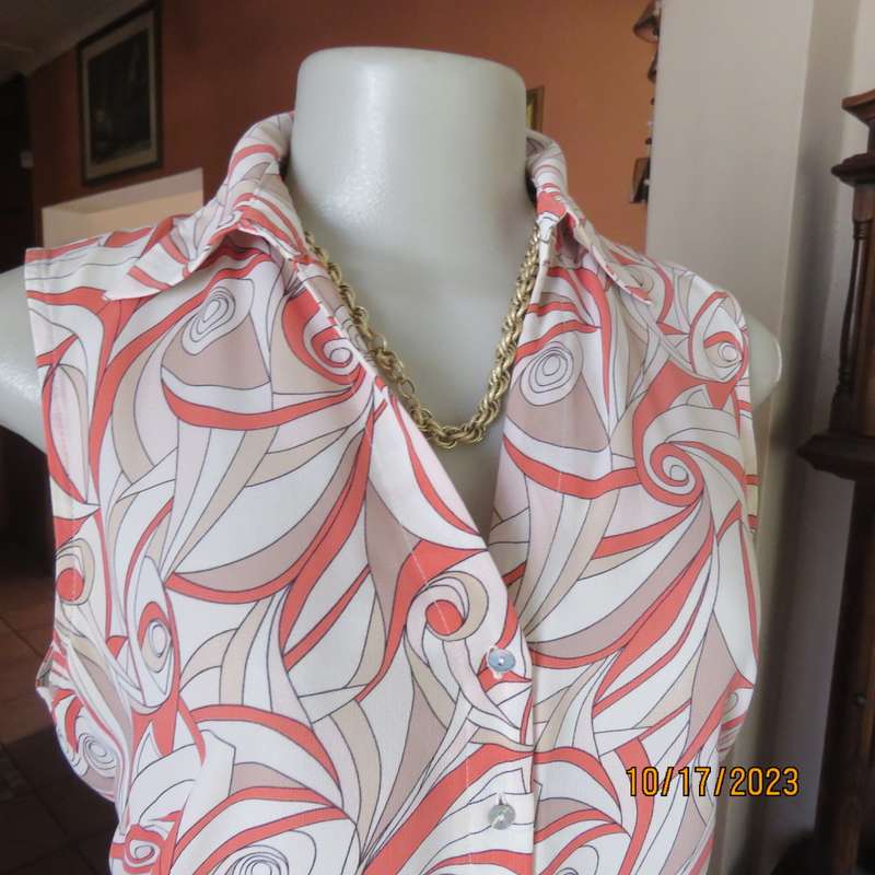 Totally on trend sleeveless WOOLWORTHS button down top with open collar. Size 35/11. New cond.