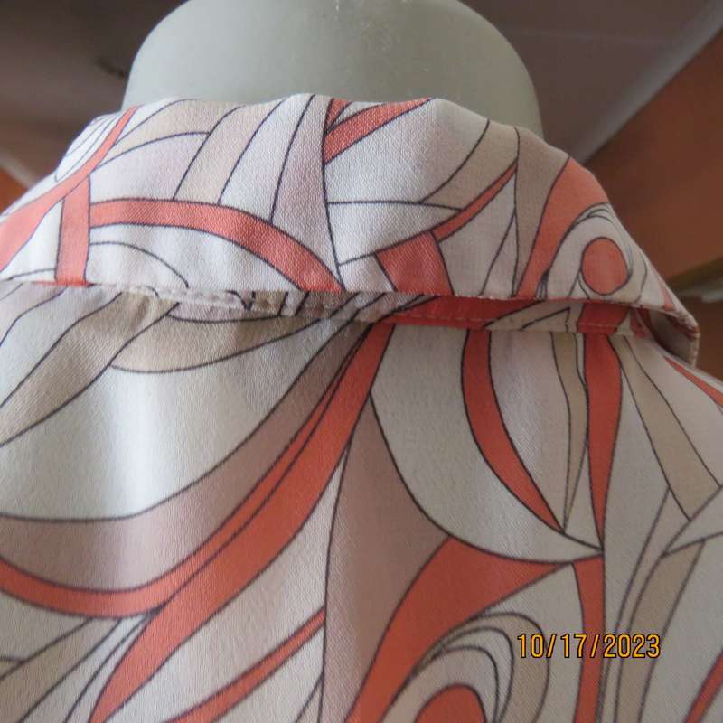 Totally on trend sleeveless WOOLWORTHS button down top with open collar. Size 35/11. New cond.