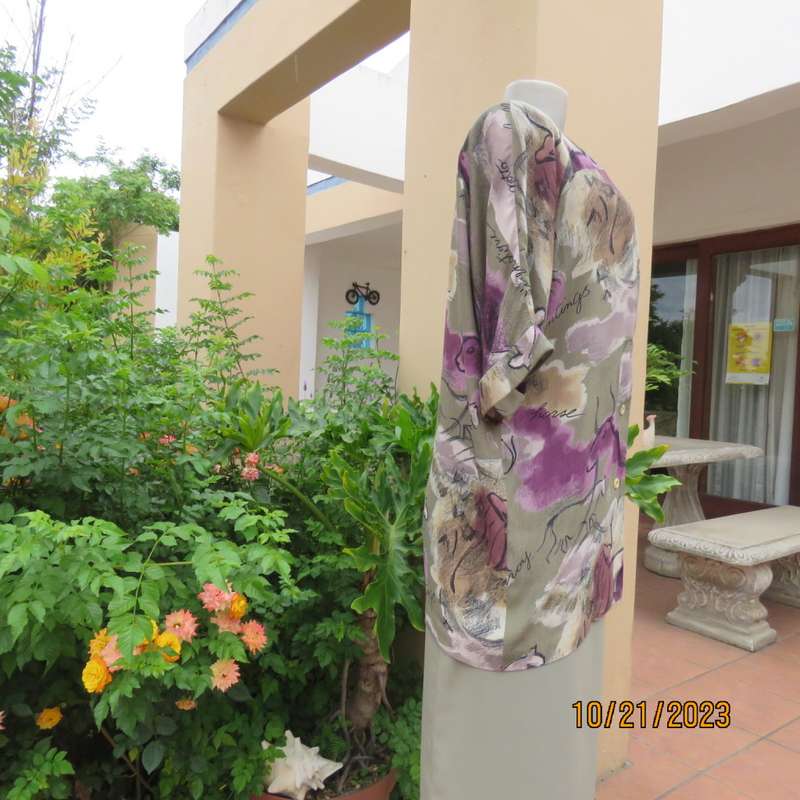 AVANT GARDE long top in creased polyester. In purple,beige and green. Size 35/11.As new.