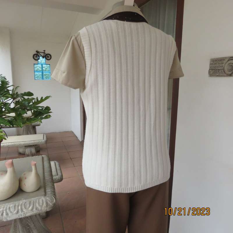 Handy acrylic knit cream sleeveless vintage cardigan. Wide rib stitch.Size 36 by PRINCESS.