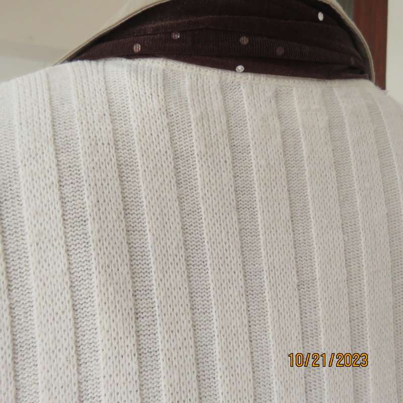 Handy acrylic knit cream sleeveless vintage cardigan. Wide rib stitch.Size 36 by PRINCESS.