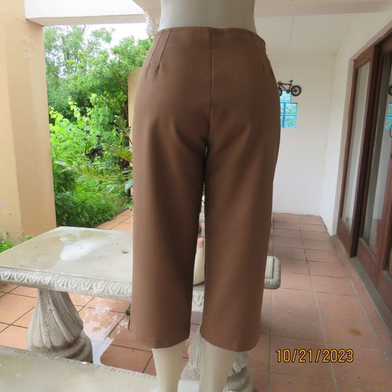 Capri pants in golden brown wash/wear polyester. Perfect 36/12. Boutique made. Bandless. New cond.