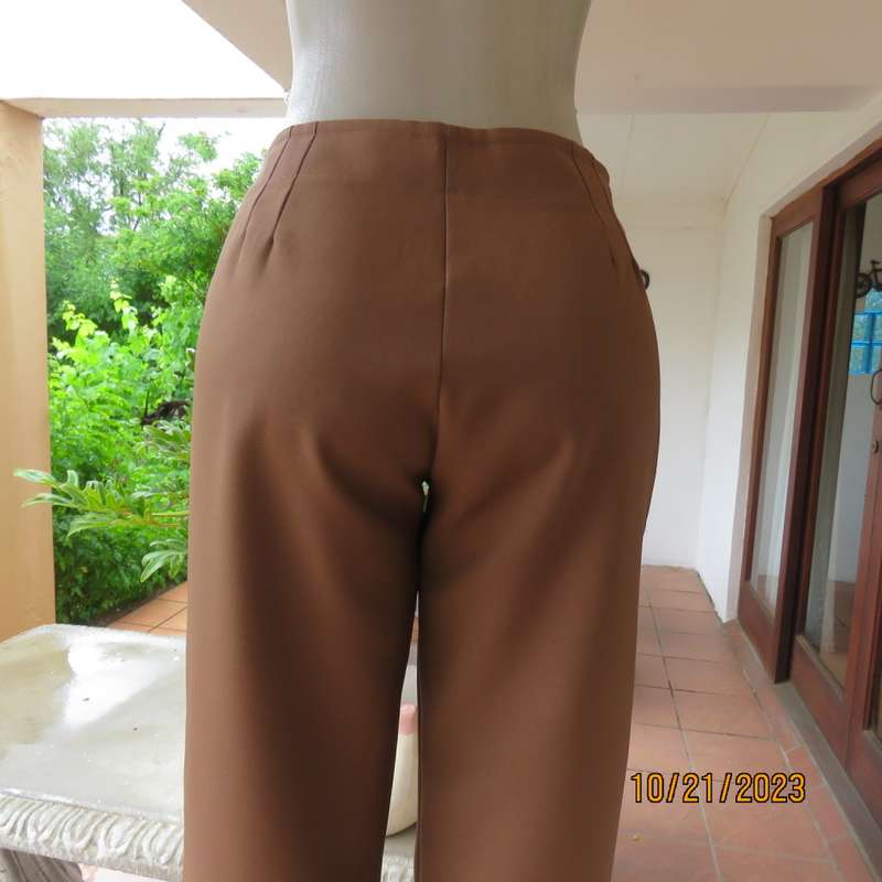 Capri pants in golden brown wash/wear polyester. Perfect 36/12. Boutique made. Bandless. New cond.