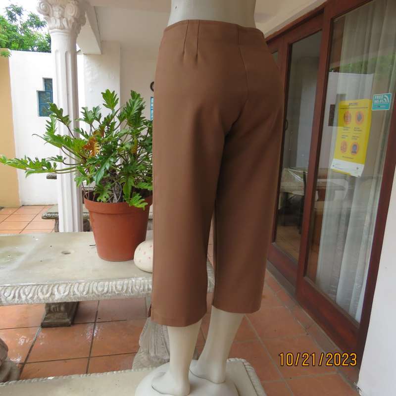 Capri pants in golden brown wash/wear polyester. Perfect 36/12. Boutique made. Bandless. New cond.