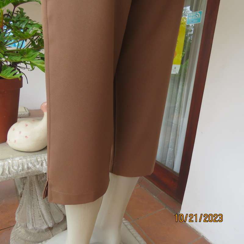 Capri pants in golden brown wash/wear polyester. Perfect 36/12. Boutique made. Bandless. New cond.